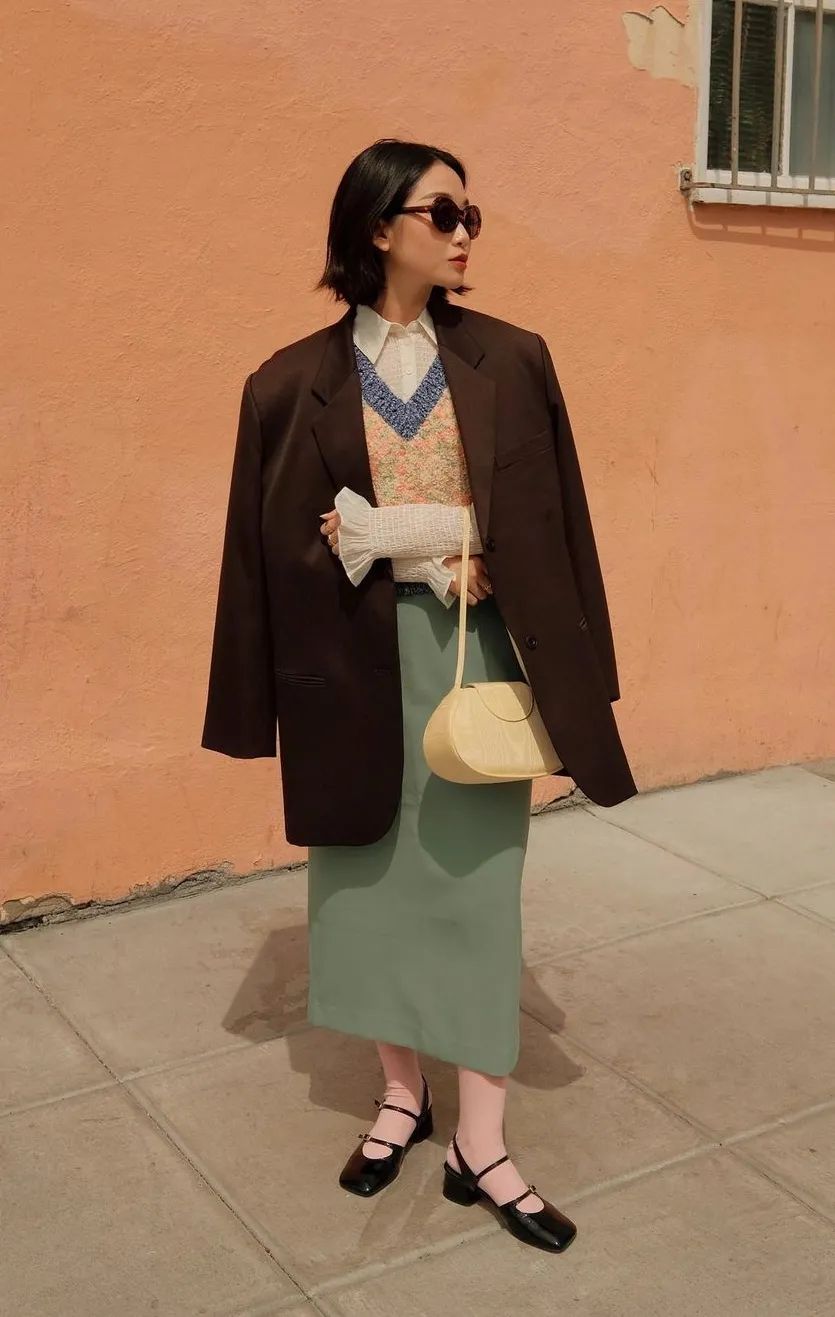 秋日马甲穿搭的n种,春天咖色格子针织马甲怎么搭配