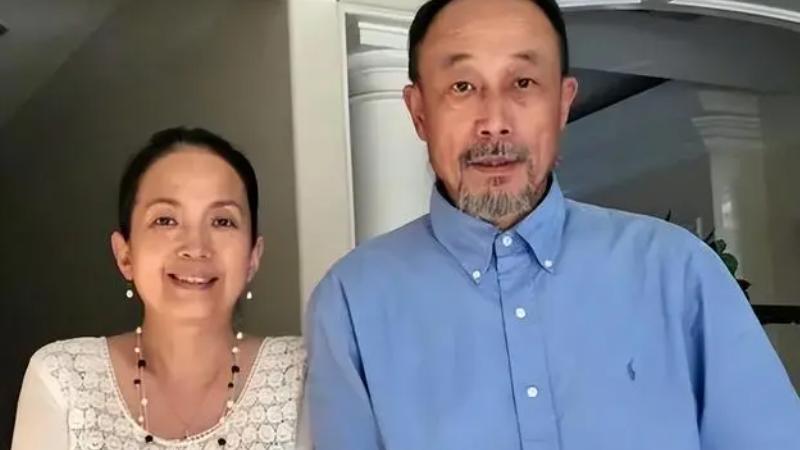 66岁的孙海英，为了21美金，熟练的在垃圾桶捡瓶子