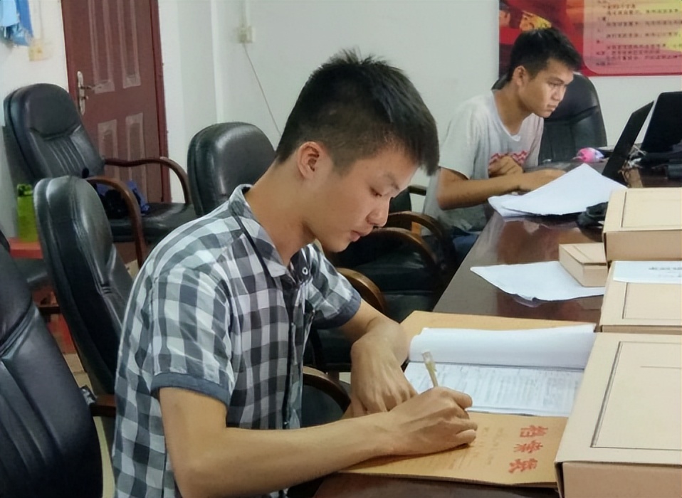 公务员工资真不高吗,公务员月薪不高为什么那么多人考