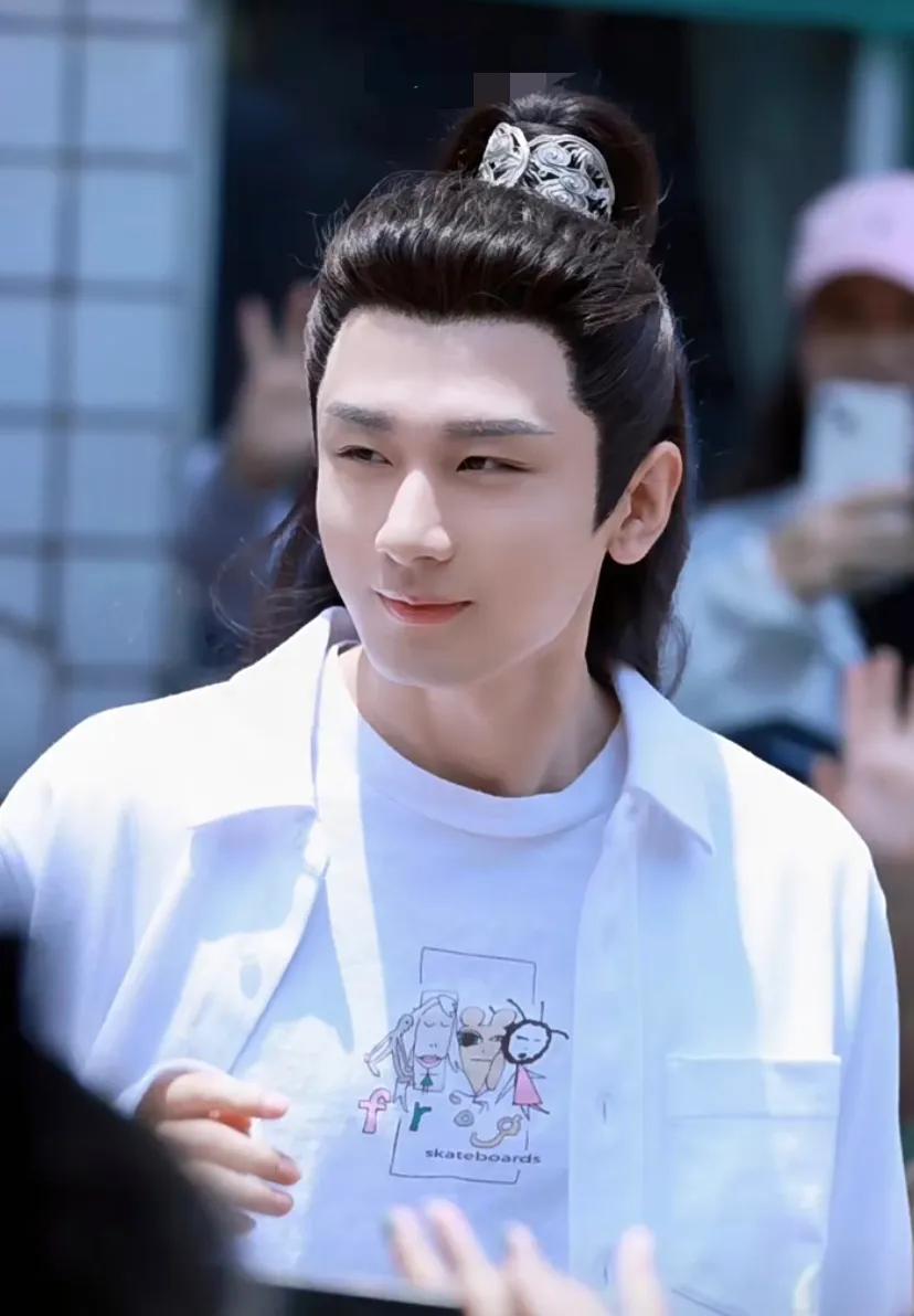 成毅给粉丝买烤全羊,成毅请剧组人员吃烤全羊