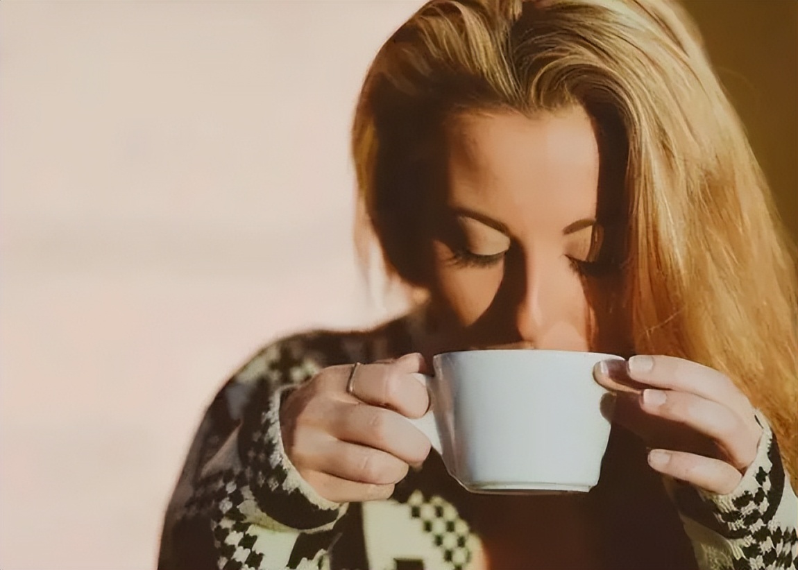 晚上睡觉嘴巴口干缺啥,晚上睡觉嘴巴总发干是真的缺水吗