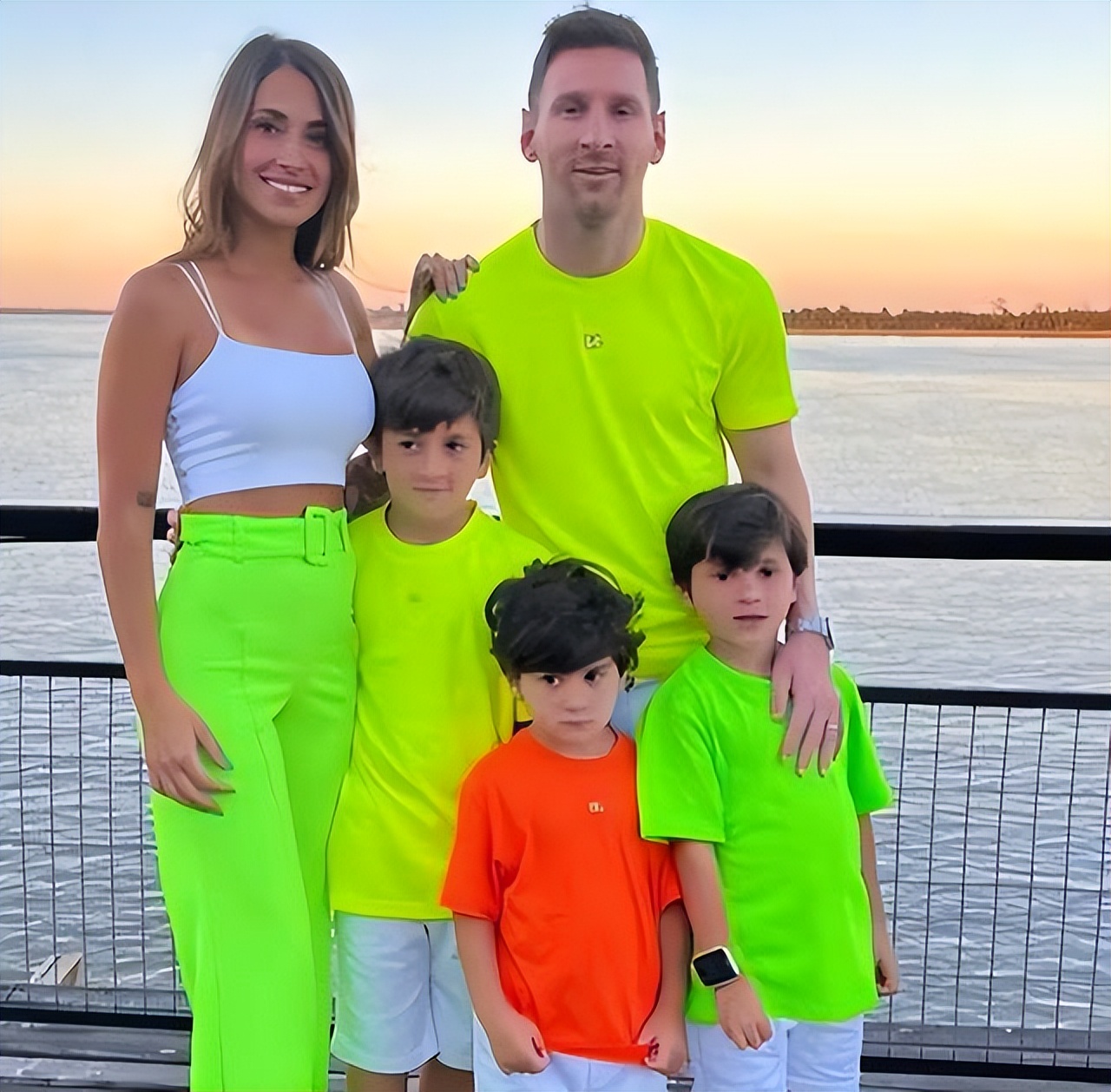 梅西34岁娇妻近况，穿短裙打网球，腰臀比堪称完美，球王好福气