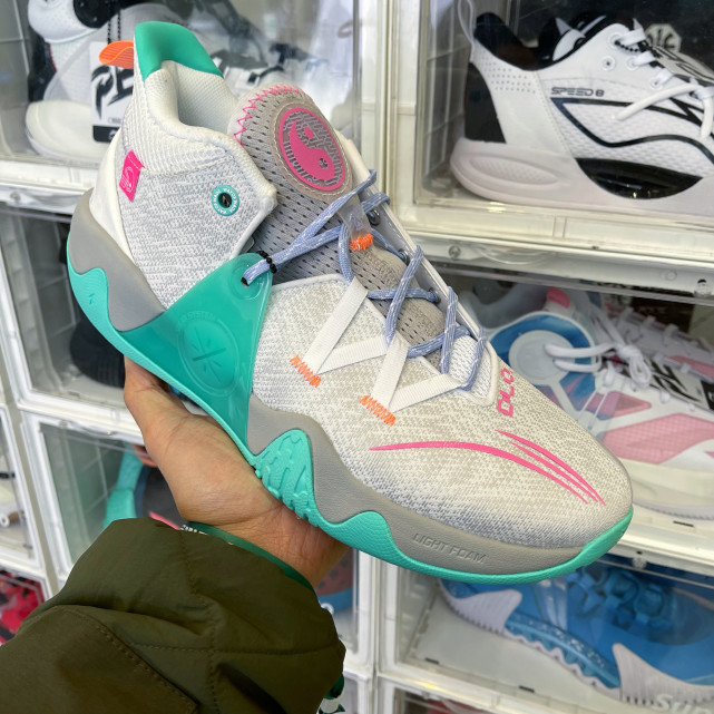 拉塞尔和国产篮球鞋,安踏拉塞尔球鞋一代