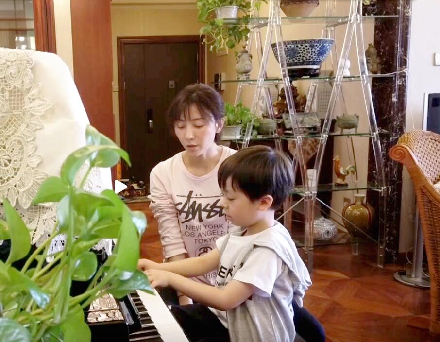 尤小刚与田歌离婚30年:他三婚娶小妻子64岁做父亲,她至今单身