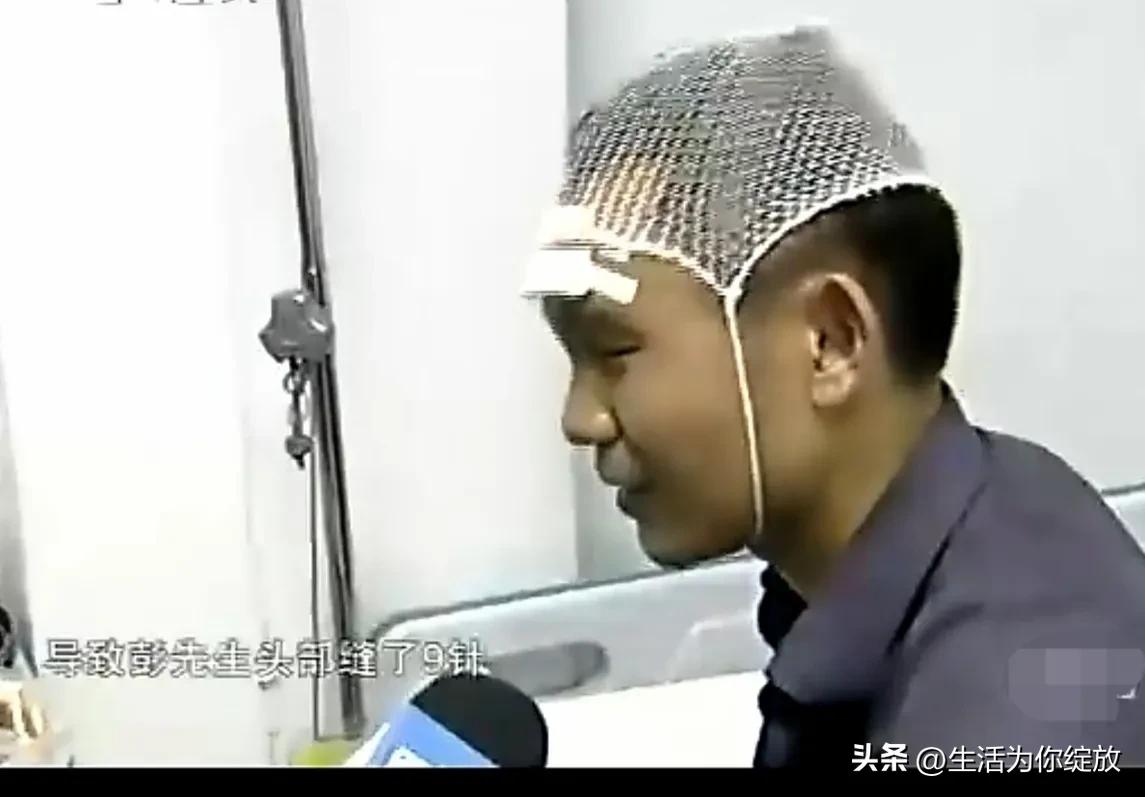 他是坑爹的星二代，十五岁无证驾驶兼打人，十七岁轮奸醉酒女