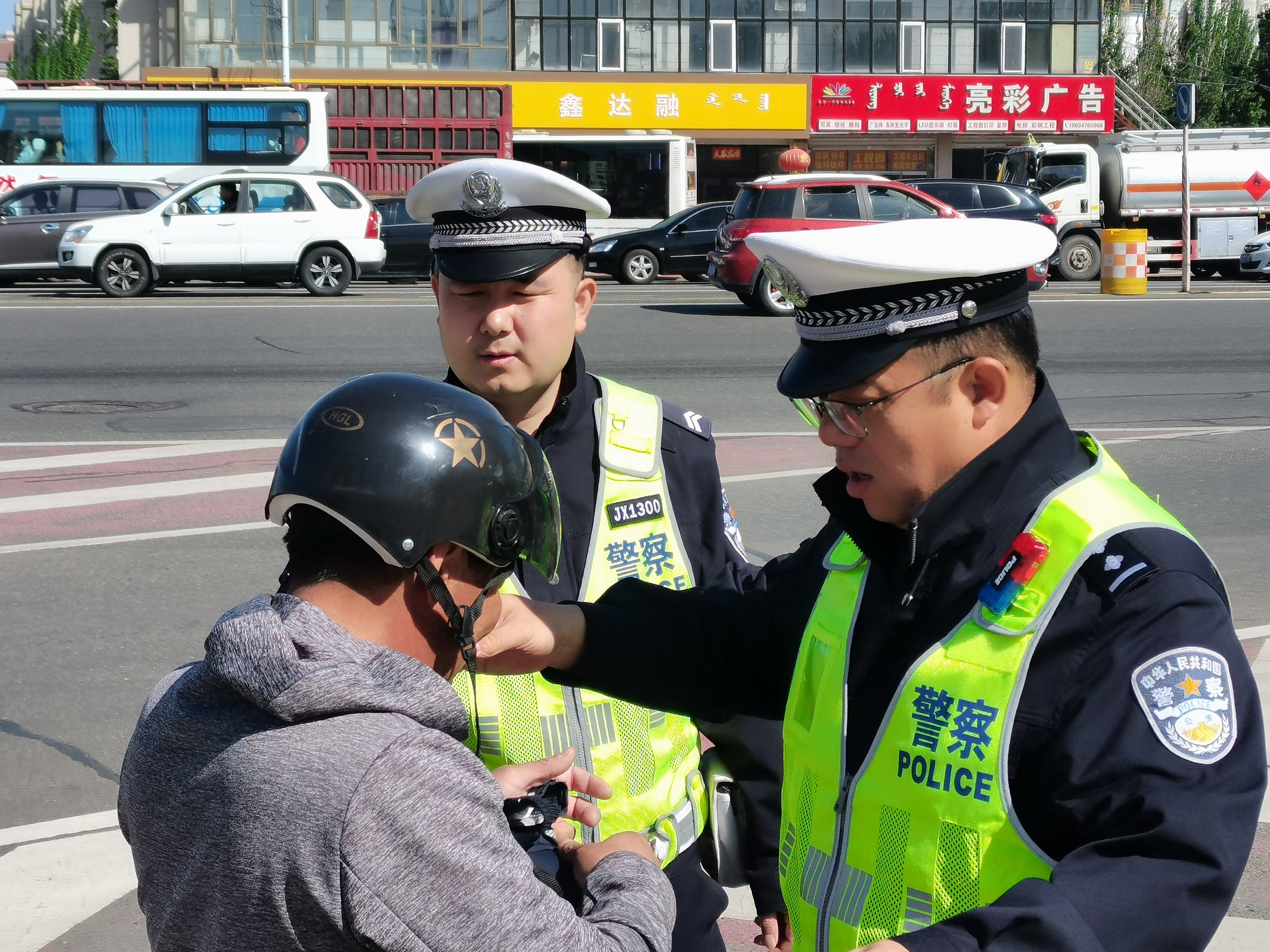 骑电动车不戴头盔交警蜀黍有办法,交警骑电动车不戴头盔属于违法吗