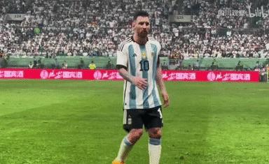 球迷冲进球场拥抱梅西跑了多少米,球迷冲进场内拥抱梅西全过程