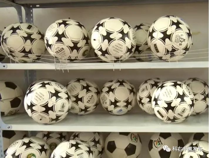 嘎查“女足”巧手缝出“致富球”