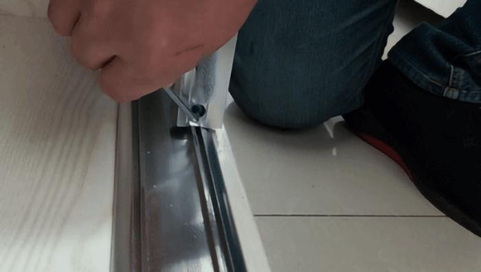 推拉窗长期不用拉不开怎么办,老式推拉门窗关不严怎么调整