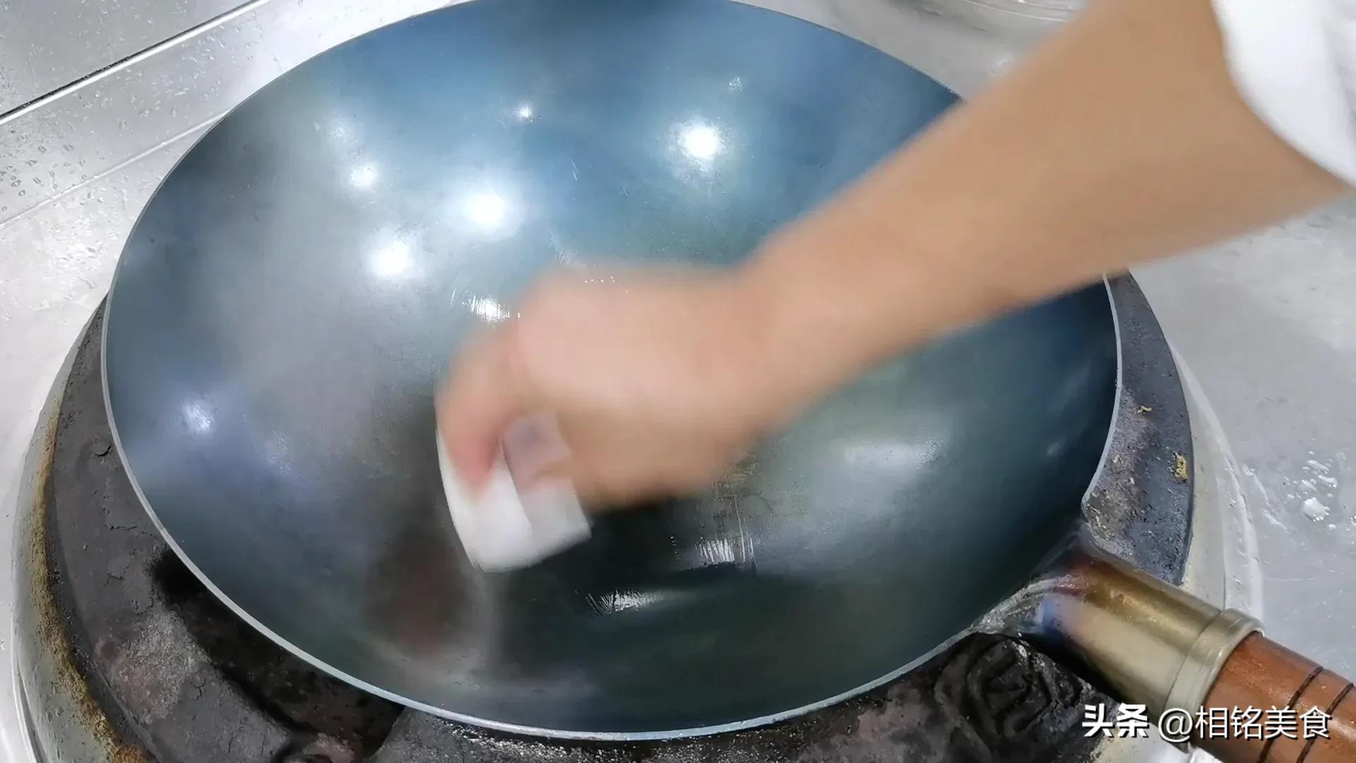 新铁锅怎样开锅小妙招视频,不粘锅的铁锅最佳开锅方法