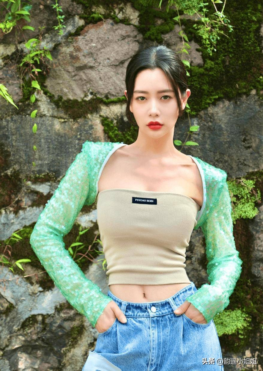 克拉拉穿运动裤 (克拉拉穿着露脐装)