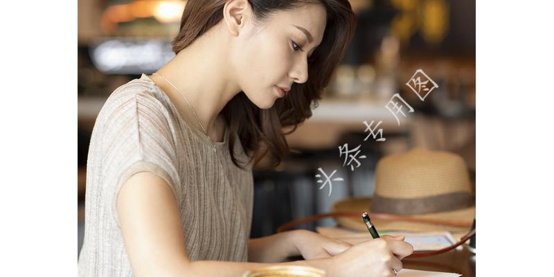 小伙被父亲联合后妈赶出家门，5年后霸气归来，看见后妈愣住了