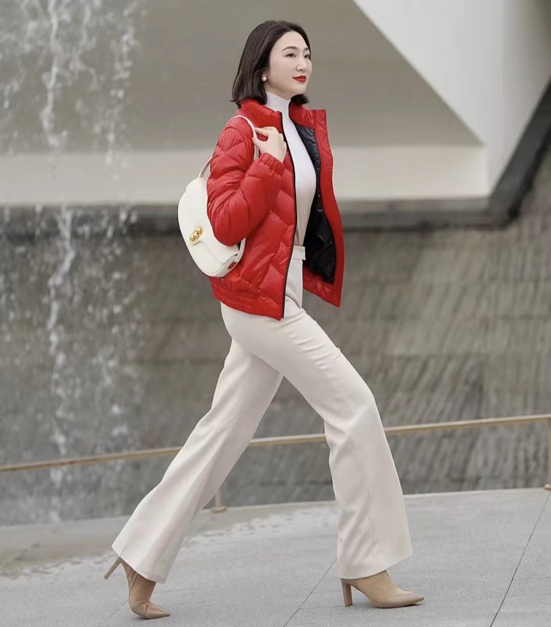 冬季穿什么颜色的羽绒服最百搭,流行的冬季羽绒服颜色搭配