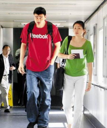 篮球巨星姚明现在的年龄有多大了,姚明为什么退役六年才入选名人堂