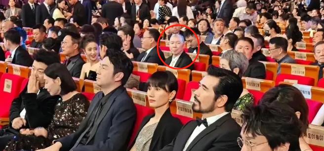 何赛飞获奖后与梁朝伟握手视频,梁朝伟何赛飞金鸡奖