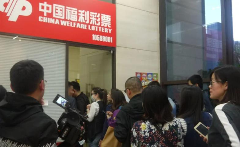 为什么越穷越想买彩票就是中不了,为什么越穷买东西越多