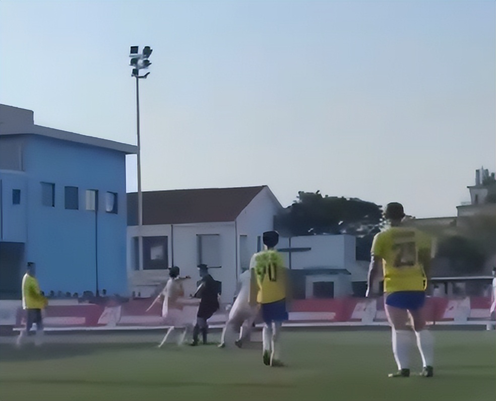 足球恶意犯规被暴打,足球野球场恶意垫脚被暴打