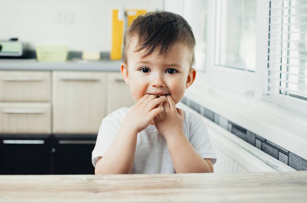 一岁的宝宝吃手指要不要阻止,六个月宝宝吃手指要阻止吗