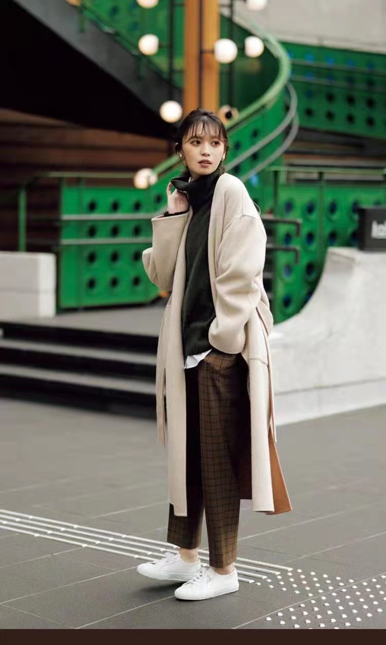 卫衣式毛衣怎么搭配羊绒大衣,棉衣卫衣毛衣时尚搭配御寒不臃肿