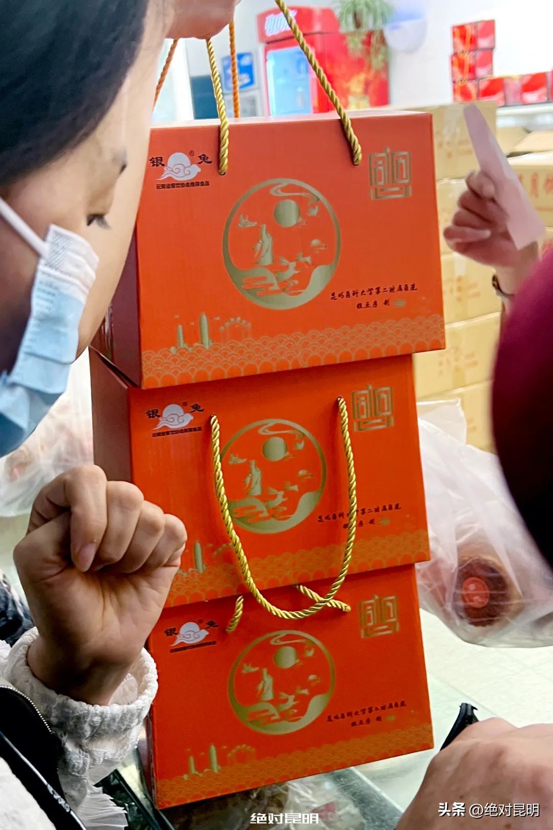 中秋节时妈妈买了许多月饼,中秋妈妈给我寄了一箱月饼