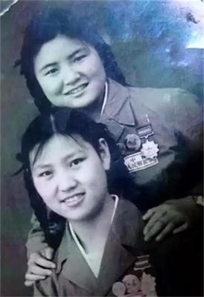 她23岁为国牺牲，初恋为其守墓一生未婚，弟弟苦寻64年在墓地痛哭