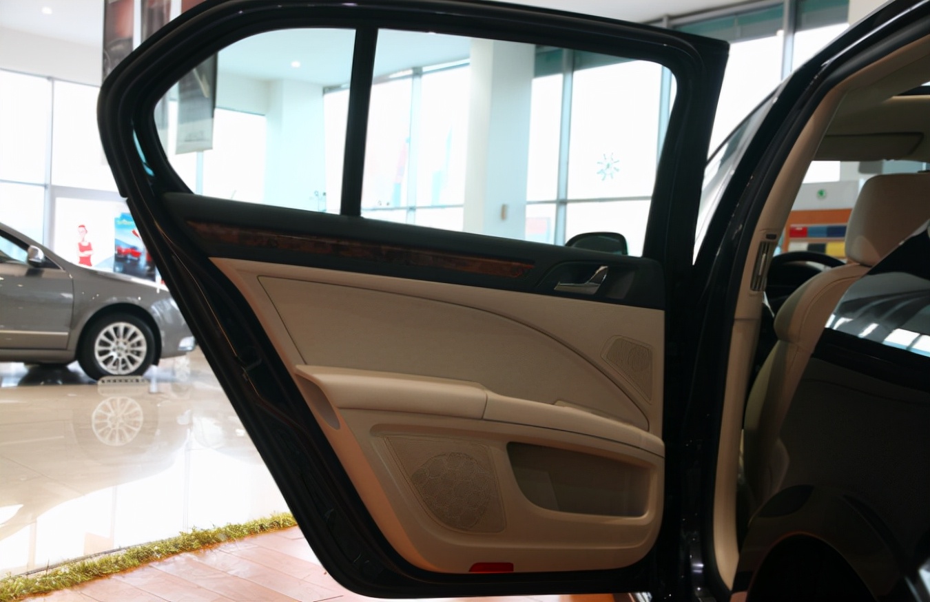 什么原因导致车门的铰链异响,为什么车门颠簸时有响声