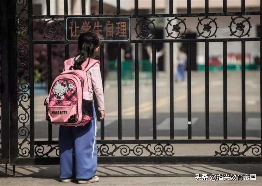 懒店主被早起等学校开门的小学生触动，网友：自律的孩子这样养成