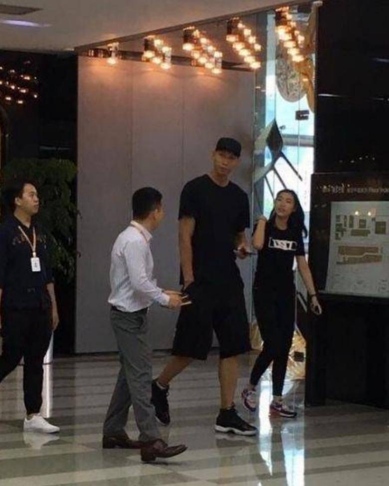 易建联：娶巴西足球宝贝荆灵，婚后连生两胎，如今妻儿都定居美国