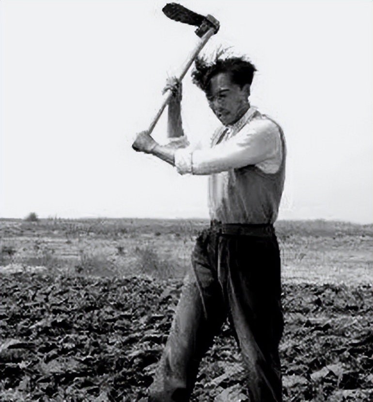 他曾被毛主席表扬，让36万百姓不再挨饿！离世后十万百姓跪拜送行