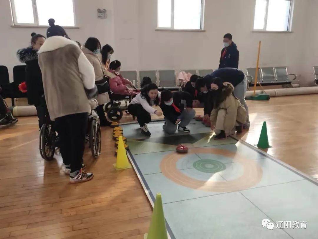 逐梦残疾人冰雪运动携手共享出彩人生——白塔区启智学校运动健儿与冰壶运动的初接触