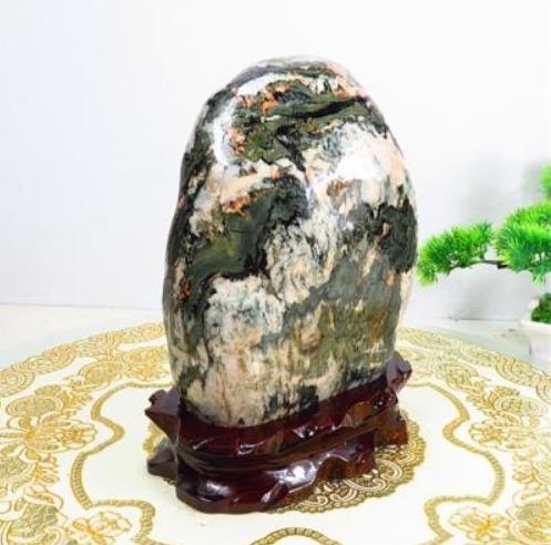 青岛男子捡到熊猫奇石，出价到百万也不卖，专家鉴定估价1.5亿