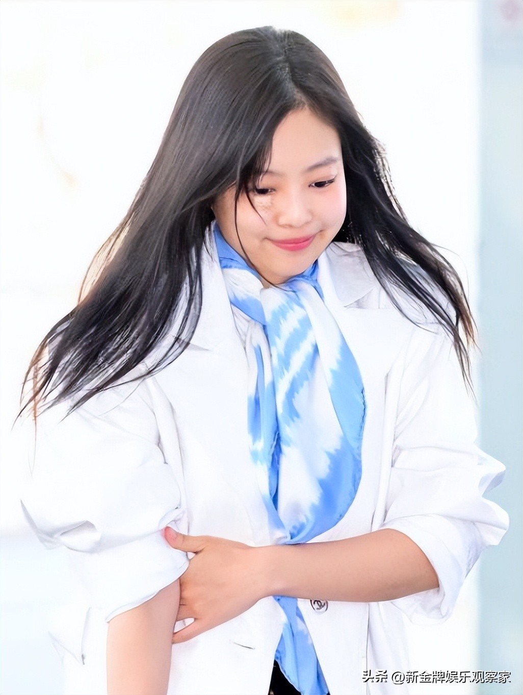 jennie脸部受伤后现身机场,jennie摔伤脸