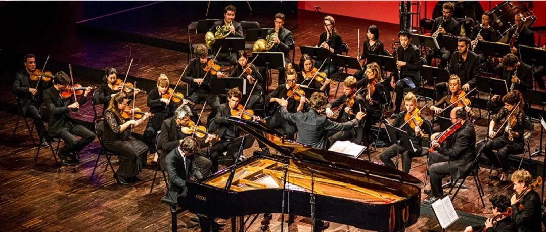 当时社会下，人们对权力、荣耀、战争以及政治变革的感受