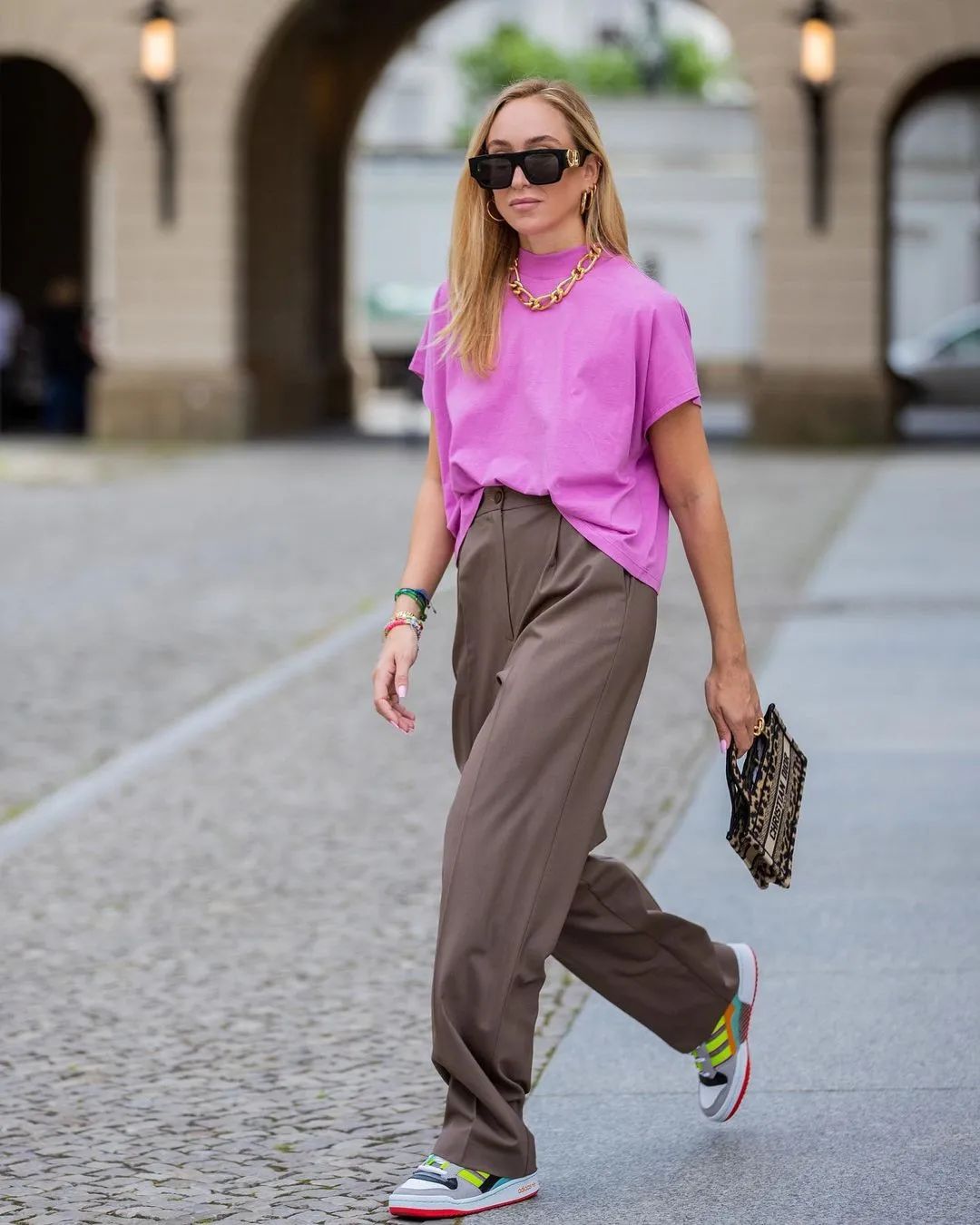 今年流行怎么穿t恤,今年最流行的减龄t恤