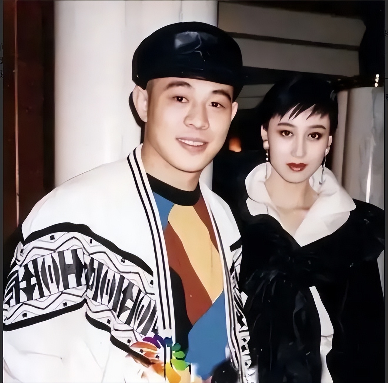 情义千斤不敌胸脯四两的意思,情义千斤不敌胸脯二两