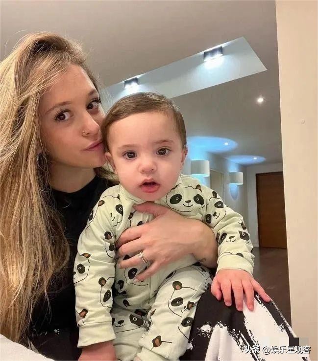 梅西妻子一家照片,梅西妻子最漂亮的照片