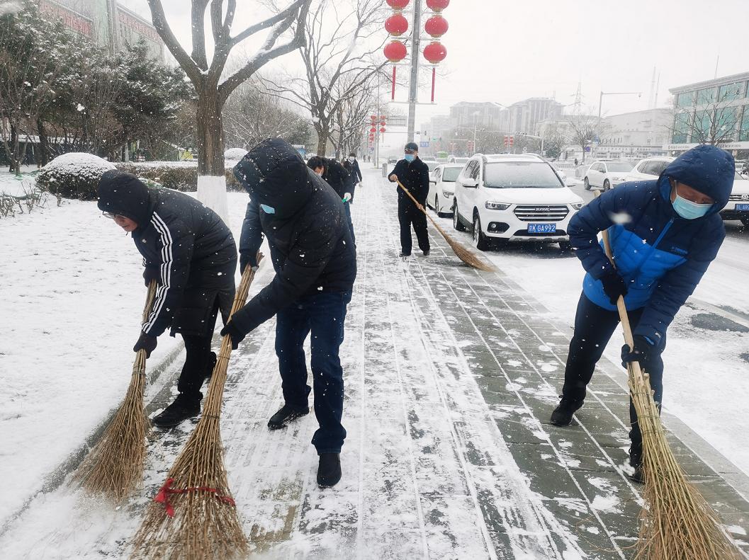 铲冰除雪青年文明号在行动,铲冰除雪鏖战特大桥