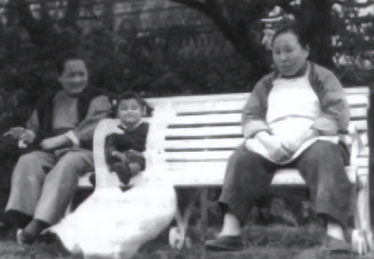 宋庆龄逝世前最后一张照片：无儿无女，保姆担起她的所有后事