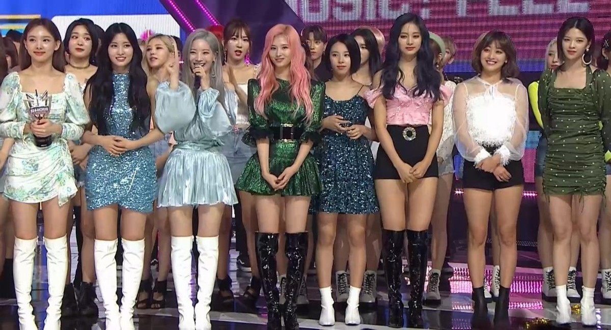 JYP新团出道即受关注，成员雪允因颜值出圈，却被指不尊重粉丝？