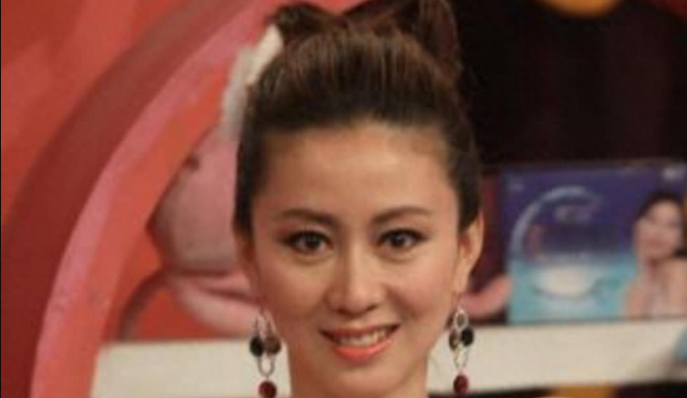 事实证明，为了钱选择当“裸模”的汤加丽，已经走上了另一条路