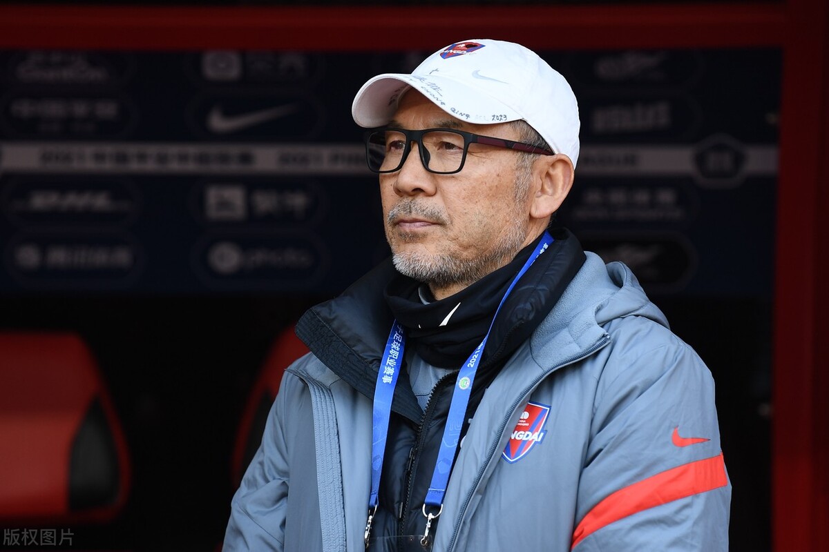 他是重庆队最受尊敬的主教练，球队长期欠薪，却依然能坚守到现在