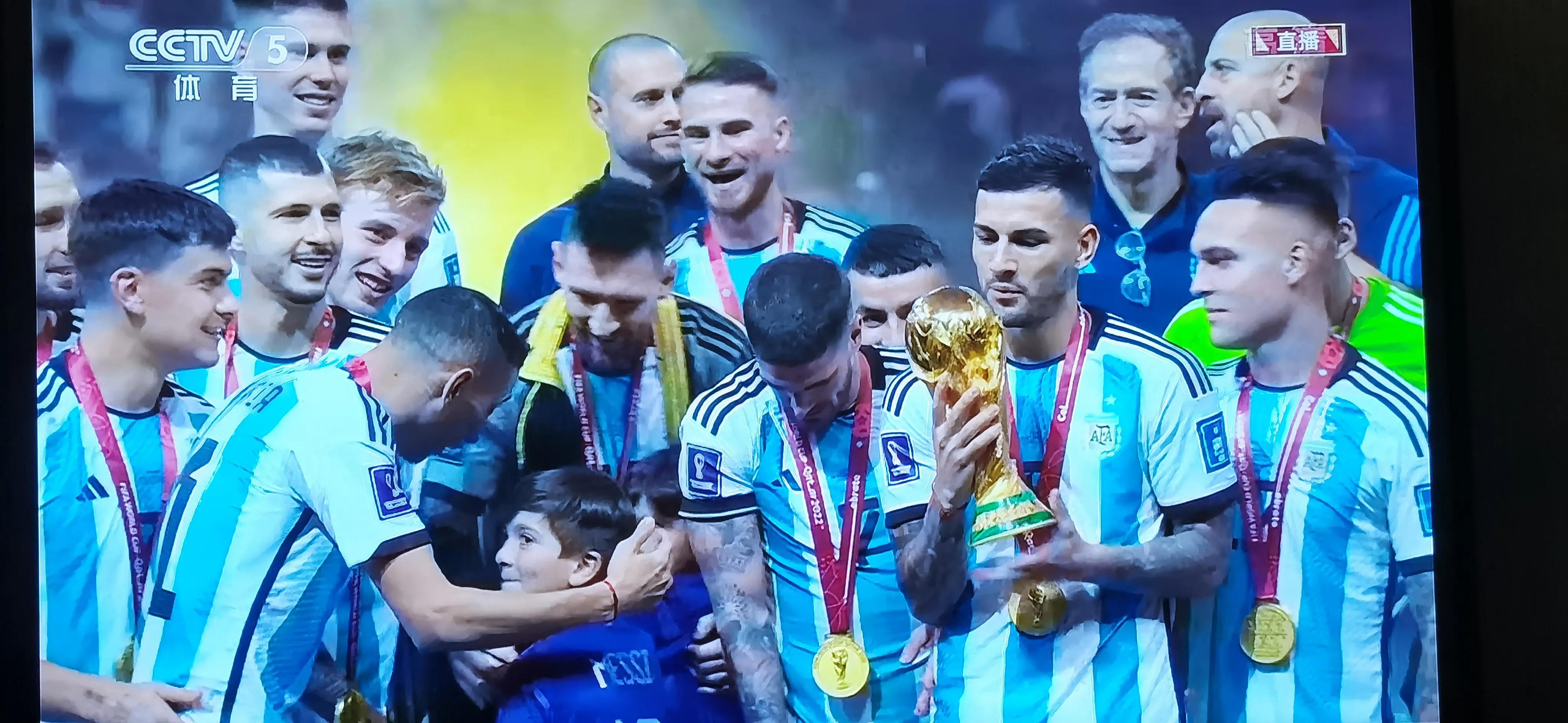 阿根廷夺冠梅西捧起大力神杯,阿根廷三夺世界杯冠军