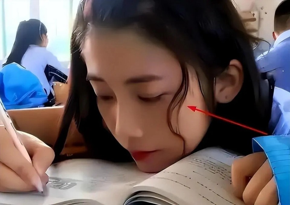 女中学生鲶鱼发型吐槽,中学生鲶鱼刘海是什么样子的