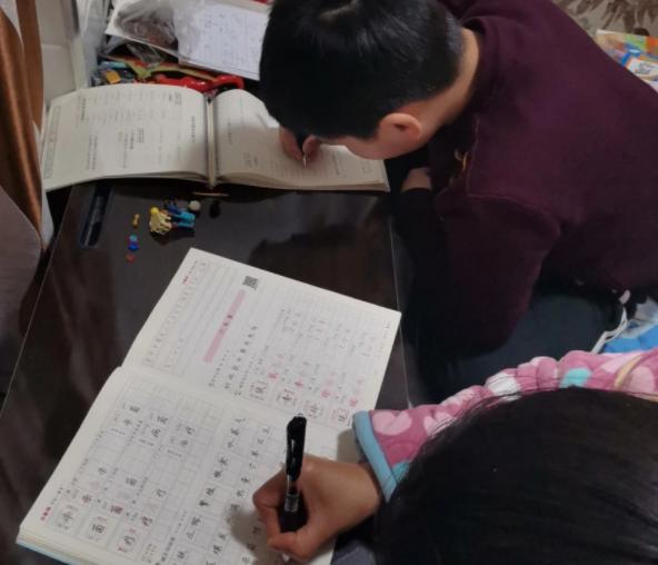 “吹着空调就能挣钱”，学生下单找跑腿帮写作业，家长也没闲着