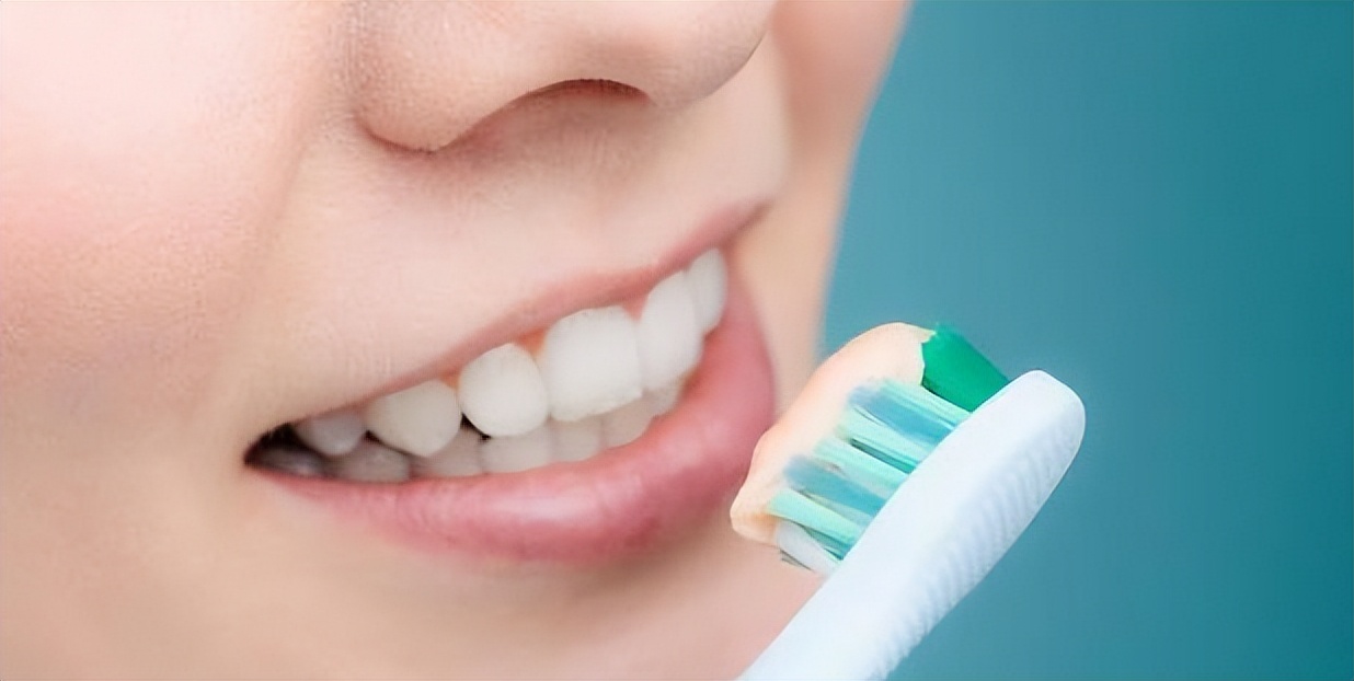 为什么不能刷牙而且嘴里有臭味,一张嘴就有臭味怎么刷牙都没用