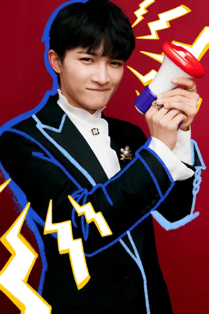 周深微博之夜升降台,周深微博里的四宫格照片