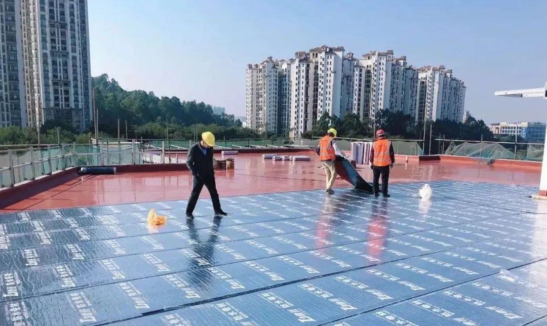 十年的楼房楼顶防水漏水谁来修,房屋漏水怎么补漏最有效的方法