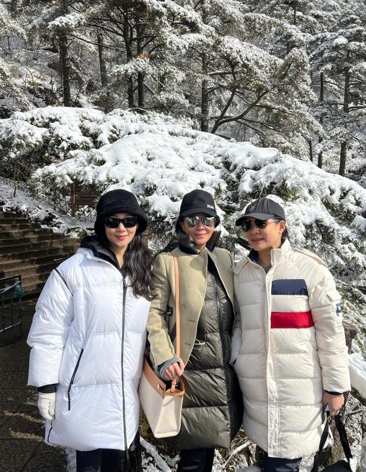 刘嘉玲红色运动衣穿搭,刘嘉玲同款西装格子外套