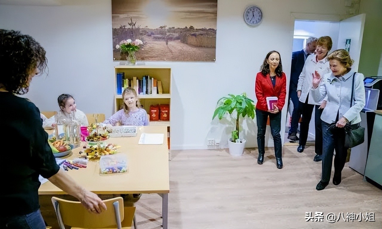 85岁平民王后替夫出席公务，大牌不断，婚姻竟然是欧洲最美满的？