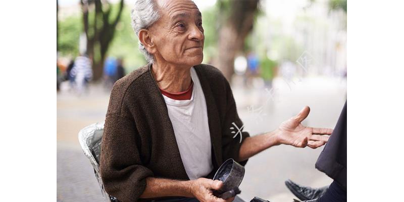 小伙被父亲联合后妈赶出家门，5年后霸气归来，看见后妈愣住了